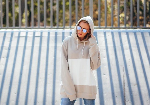 Modne bluzy damskie na wyprzedaży – fajne i tanie opcje