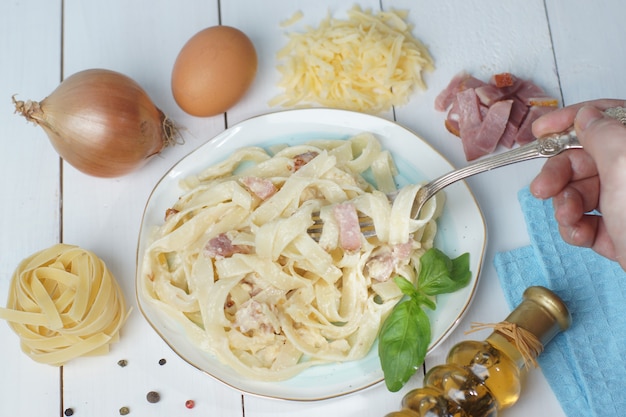 Spaghetti carbonara – domowy przepis prosto z włoskiej kuchni
